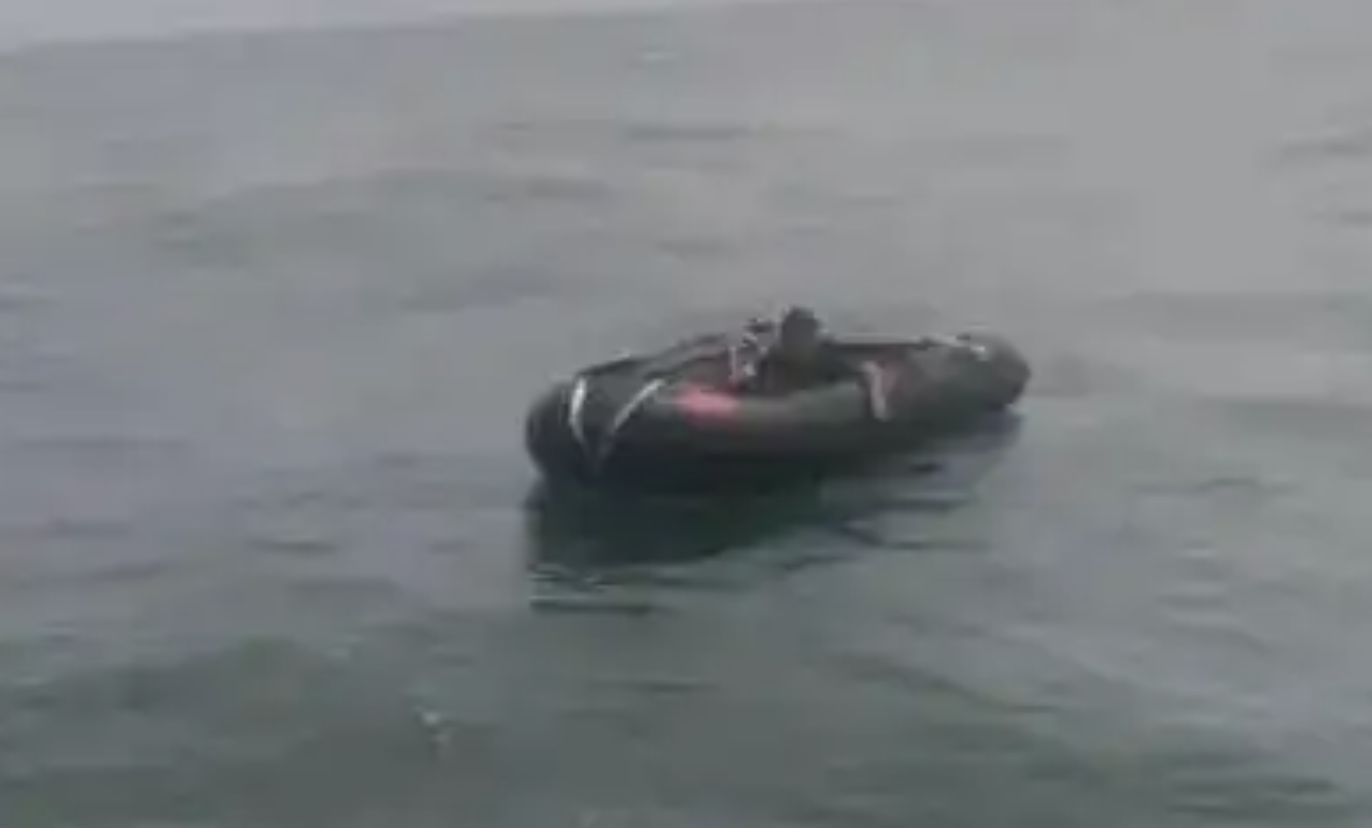 ▲大陸一名男子乘坐橡皮艇在海上漂流6天，被救起時已瘦成皮包骨。（圖／翻攝極目新聞）