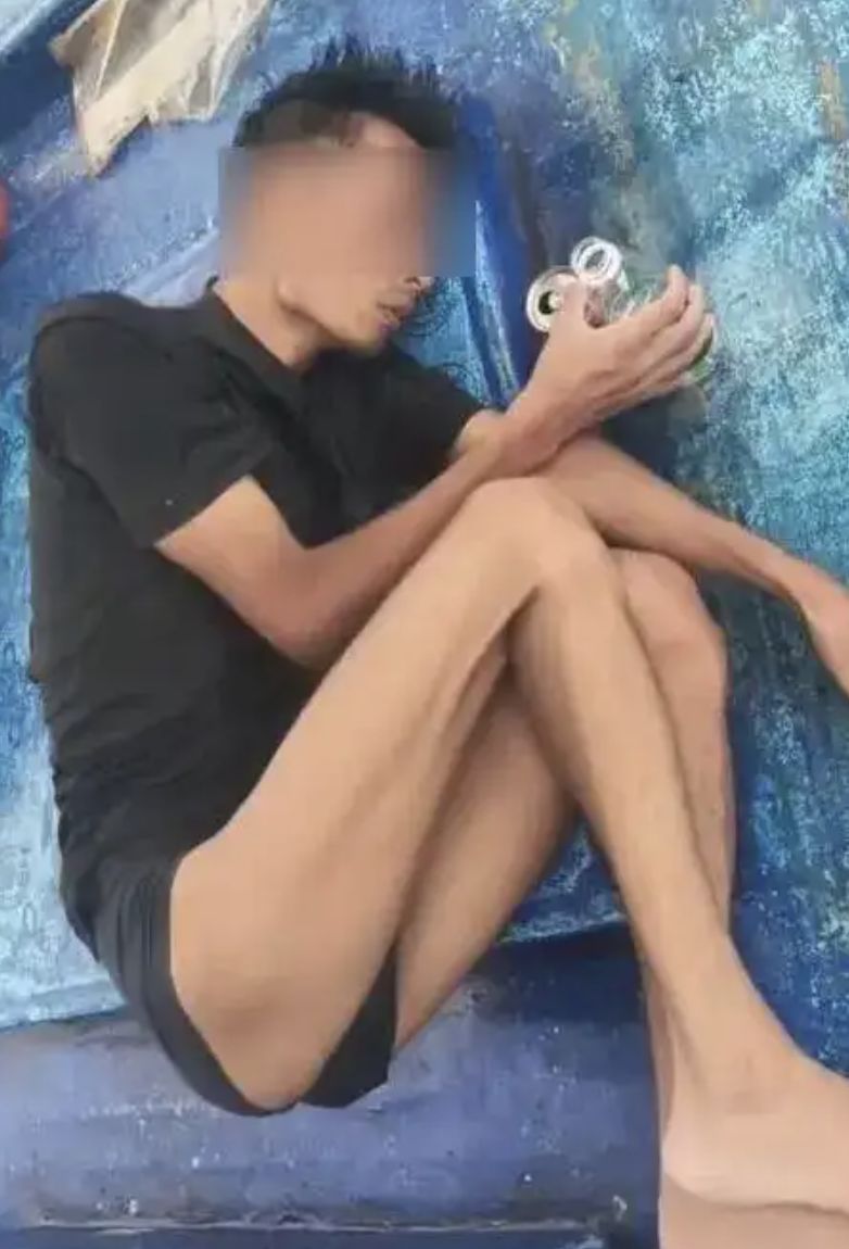 ▲大陸一名男子乘坐橡皮艇在海上漂流6天，被救起時已瘦成皮包骨。（圖／翻攝極目新聞）