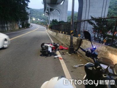 快訊／新北81歲翁騎機車「下坡彎道失控」　自撞路燈送醫不治