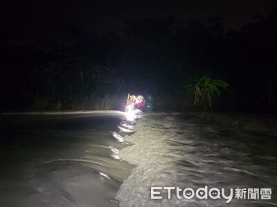 快訊/台南左鎮1女巡田遇暴雨受困 消防員夜間涉水渡河救援