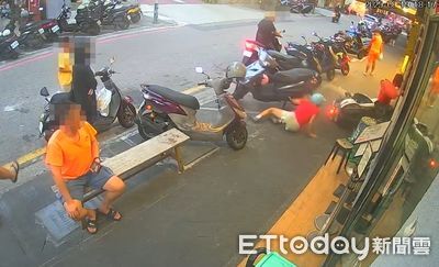 澎湖女騎士牽車「兩度暴衝」人行道亂撞　路人急喊快熄火