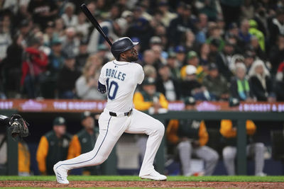 失控一幕！水手外野手朝投手丟球棒　被禁賽10場並罰款