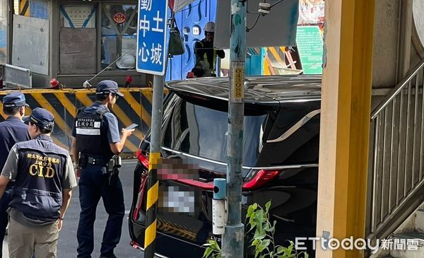 ▲▼     新北地檢署外面，一輛Lexus休旅車停在外頭，裡面是鐵霸老婆，警方上前盤查後驅離        。（圖／記者黃彥傑翻攝）