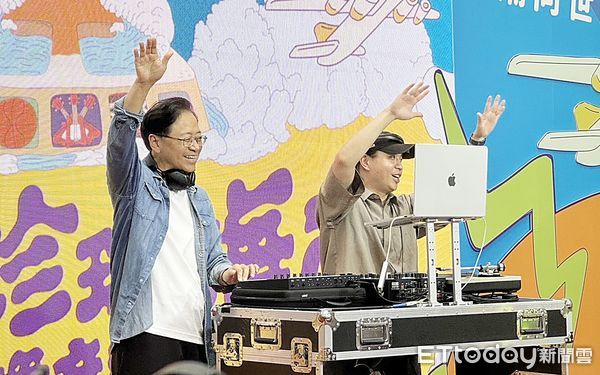 ▲桃園市長張善政今天出席「2025桃園珍珠海岸國際音樂節」記者會，扮成音樂DJ，提前體驗音樂魅力。（圖／記者沈繼昌攝）