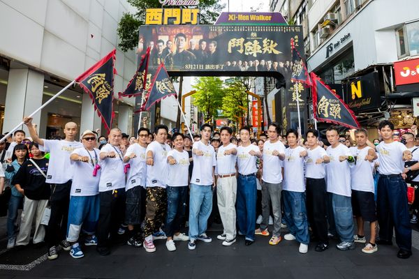 ▲《角頭&mdash;鬥陣欸》西門町掃街見面會，（左起）林道禹、吳長愷、陳萬號、黃冠智、吳震亞、張再興、黃騰浩、鄭人碩、張懷秋、黃鐙輝、黃尚禾、唐振剛、「阿Ben」白吉勝、「嘎嘎」潘俊佳、吳念軒。（圖／曼尼娛樂提供）