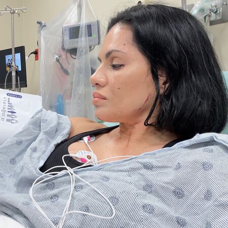 ▲網紅妮娜（Nina Santiago）吃播過程遭撞。（圖／翻攝自Instagram／ninaunrated）