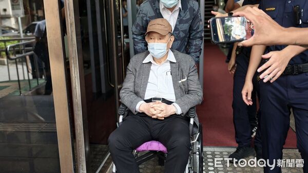 ▲▼涉犯京華城案獲交保的威京集團主席沈慶京，19日坐輪椅到台北地院出庭。（圖／記者黃哲民攝）