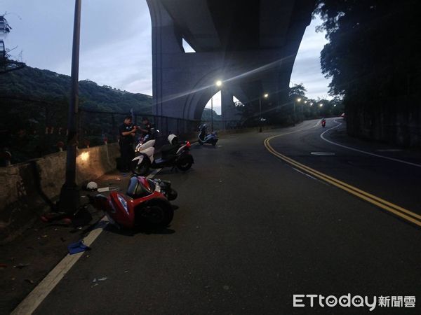 ▲▼81歲徐姓老翁騎機車自撞燈桿命危送醫搶救中             。（圖／記者陳以昇翻攝）