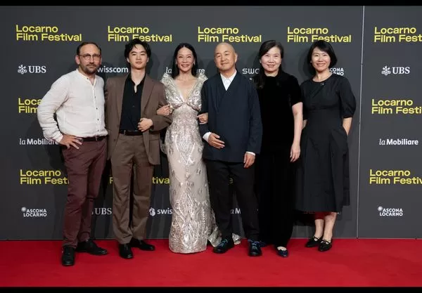 ▲《Rosemead》橫掃盧卡諾影展，劉玉玲（左3）、新人Lawrence Shou（左2）、台裔導演林文德（右3）與台灣大新媒體事業副總經理李芃君（右2）踏上紅毯。（圖／Locarno Film Festival提供）