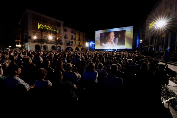 ▲《Rosemead》橫掃盧卡諾影展，劉玉玲（左3）、新人Lawrence Shou（左2）、台裔導演林文德（右3）與台灣大新媒體事業副總經理李芃君（右2）踏上紅毯。（圖／Locarno Film Festival提供）