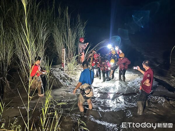 ▲▼台南草山婦人巡田遇暴雨受困　消防涉水渡河救出。（圖／記者林東良翻攝）