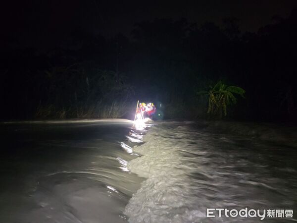 ▲▼台南草山婦人巡田遇暴雨受困　消防涉水渡河救出。（圖／記者林東良翻攝）