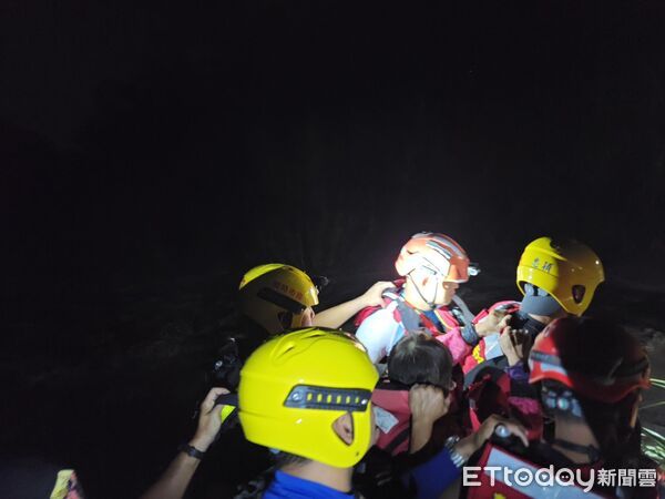 ▲▼台南草山婦人巡田遇暴雨受困　消防涉水渡河救出。（圖／記者林東良翻攝）