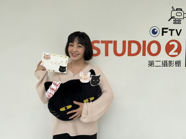 ▲蔡燦得在《好運來》領便當，特地帶伴手禮回到民視探班。（圖／民視提供）