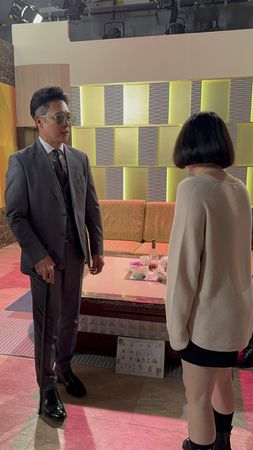 ▲蔡燦得在《好運來》領便當，特地帶伴手禮回到民視探班。（圖／民視提供）