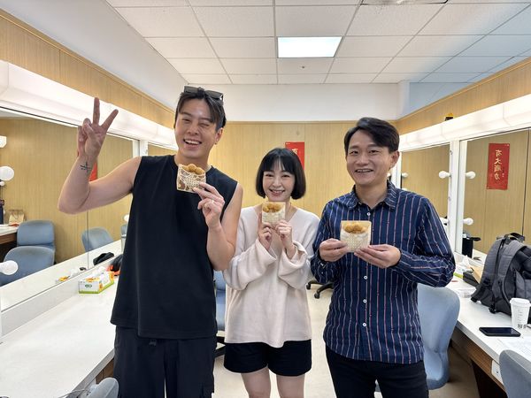 ▲蔡燦得在《好運來》領便當，特地帶伴手禮回到民視探班。（圖／民視提供）