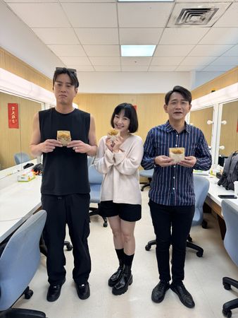 ▲蔡燦得在《好運來》領便當，特地帶伴手禮回到民視探班。（圖／民視提供）