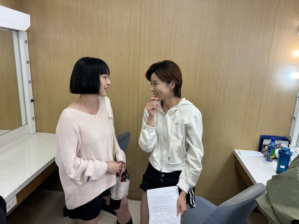 ▲蔡燦得在《好運來》領便當，特地帶伴手禮回到民視探班。（圖／民視提供）