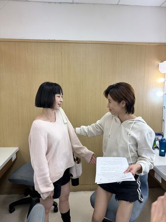 ▲蔡燦得在《好運來》領便當，特地帶伴手禮回到民視探班。（圖／民視提供）