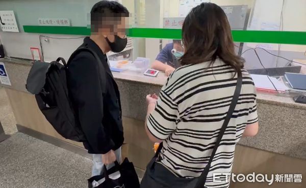 ▲▼鐵霸兄弟倆的姊姊（圖左）拿錢來交保。（圖／記者陳以昇攝）