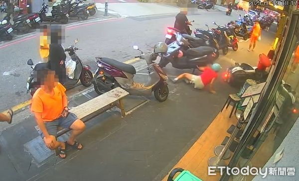 ▲▼澎湖女牽車忘熄火　誤催油門連續暴衝嚇壞路人。（圖／民眾授權使用）