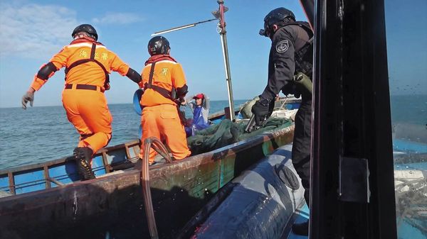 海巡署查緝私菸、私酒向來不遺餘力，未料有不肖偵查員與非法集團勾結牟利。（海巡署提供）