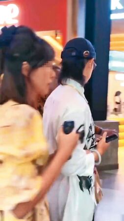 吳建豪勾手新歡／掰了虞書欣？　47歲吳建豪甜搭「翻版Melody」印尼見習婚禮