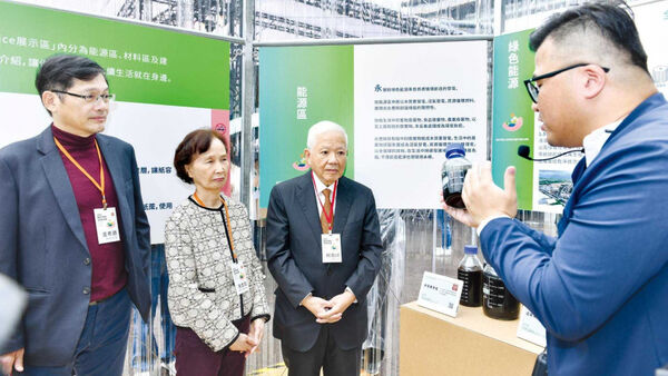 永豐餘大家長何壽川近年來專研「醣經濟」，與妻子、擔任信誼基金會董事長張杏如常出席親子教養、ESG等公益活動。（圖／報系資料）