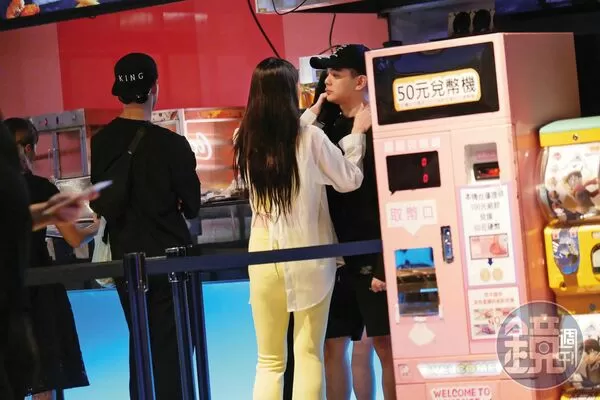 8/5 23：52，孫生（右）與女友諶多芬（左）無視旁人眼光，在影城上演撫肩摸胸戲碼。