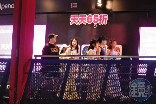 8/5 23：48，孫生（左）與女友（左二）現身信義威秀影城，看午夜場電影。