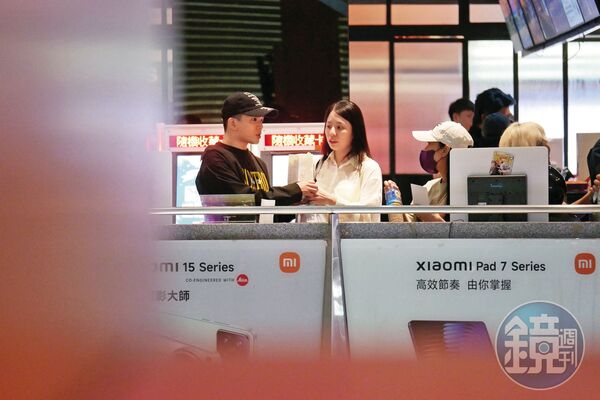 23：50，孫生（左）與女友（右）等待進場看電影前，還共享了爆米花。