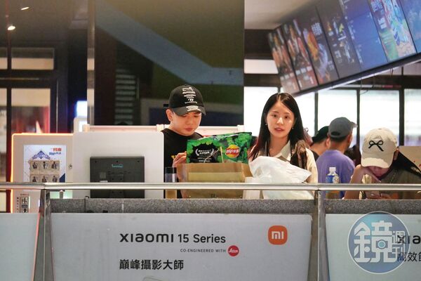 23：55，孫生（左）有女友（右）溫柔陪伴，看來心情不錯。