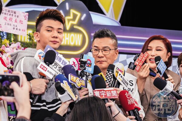 孫生（左）去年上沈玉琳（中）、利菁（右）節目《后宮歐買尬》錄影時，還幫前女友林襄「沒禮貌事件」發聲緩頰。