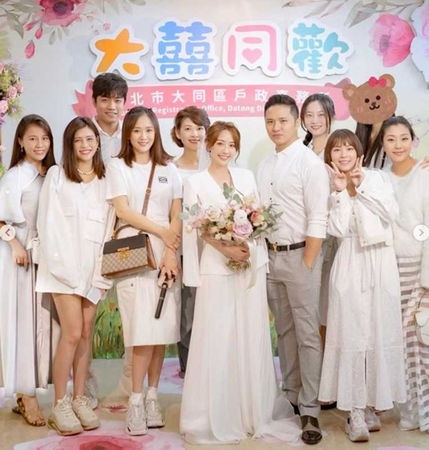 賴薇如結婚時找來好姐妹們當證婚人。（圖／翻攝自賴薇如IG）