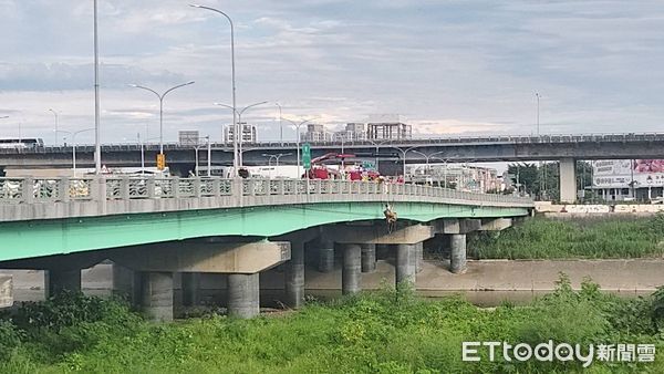 ▲大里橋下凌晨驚見有人輕生。（圖／民眾提供）