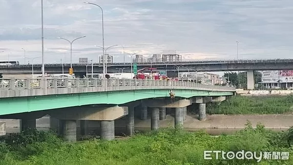 ▲大里橋下凌晨驚見有人輕生。（圖／民眾提供）