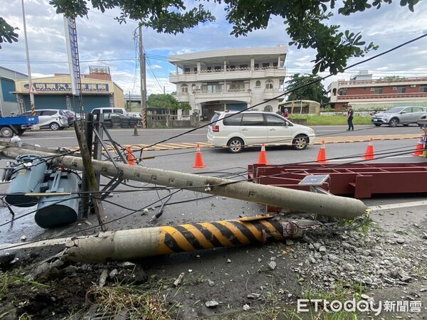 ▲▼高雄大貨車突掉鋼材「電桿攔腰斷」　慘害513戶停電！台電要求償。（圖／記者賴文萱翻攝）