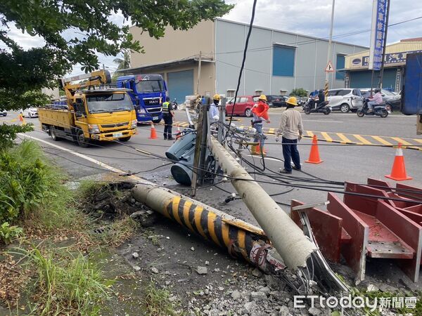 ▲▼高雄大貨車突掉鋼材「電桿攔腰斷」　慘害513戶停電！台電要求償。（圖／記者賴文萱翻攝）