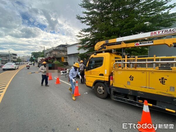 ▲▼高雄大貨車突掉鋼材「電桿攔腰斷」　慘害513戶停電！台電要求償。（圖／記者賴文萱翻攝）