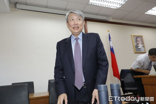 ▲▼內閣異動已成定局，被外界點名極度不適任的經濟部長郭智輝在立法院被媒體堵訪時，並未對個人去留發表看法。（圖／記者湯興漢攝）