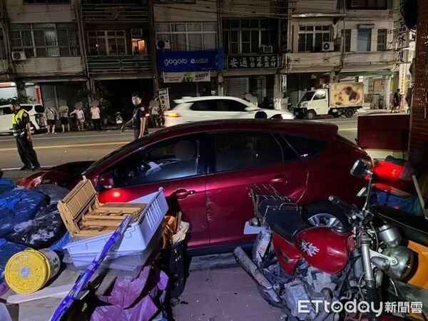 ▲▼吳姓女子今天凌晨涉嫌酒駕開車，衝撞路邊1輛貨車及2輛機車，最後撞上電桿才停下，車頭幾乎損毀。（圖／記者吳世龍翻攝）
