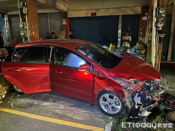 ▲▼吳姓女子今天凌晨涉嫌酒駕開車，衝撞路邊1輛貨車及2輛機車，最後撞上電桿才停下，車頭幾乎損毀。（圖／記者吳世龍翻攝）