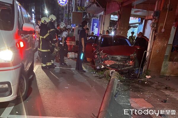 ▲▼吳姓女子今天凌晨涉嫌酒駕開車，衝撞路邊1輛貨車及2輛機車，最後撞上電桿才停下，車頭幾乎損毀。（圖／記者吳世龍翻攝）