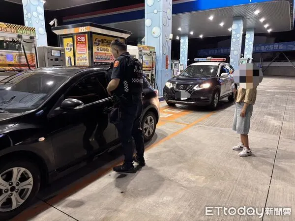 ▲枋寮警方以警棍擊破車窗。（圖／記者陳崑福翻攝）