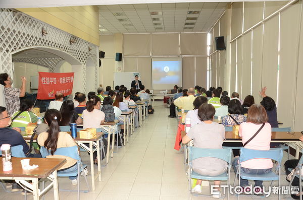 ▲台南市交通局舉辦廉政法紀宣導講習，邀請檢察官解析相關案例，提醒同仁防範風險。（記者林東良翻攝，下同）