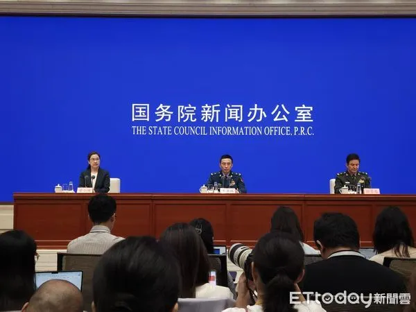 ▲▼大陸國新辦舉行記者會，介紹閱兵準備工作情況。圖為閱兵領導小組辦公室副主任、中央軍委聯合參謀部作戰局少將副局長吳澤棵，共軍中部戰區閱兵指揮機構辦公室常務副主任、政治工作部少將副主任徐貴忠。（圖／記者陳冠宇攝）