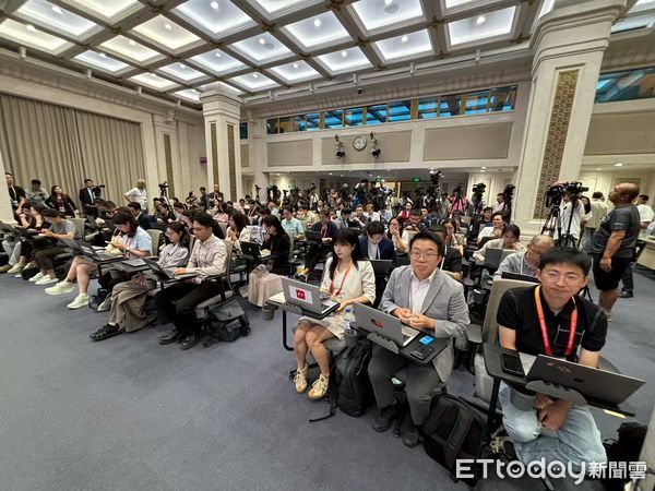 ▲▼大陸國新辦舉行記者會，介紹閱兵準備工作情況。圖為閱兵領導小組辦公室副主任、中央軍委聯合參謀部作戰局少將副局長吳澤棵，共軍中部戰區閱兵指揮機構辦公室常務副主任、政治工作部少將副主任徐貴忠。（圖／記者陳冠宇攝）