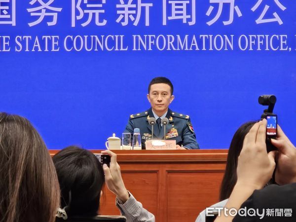 ▲▼大陸國新辦舉行記者會，介紹閱兵準備工作情況。圖為閱兵領導小組辦公室副主任、中央軍委聯合參謀部作戰局少將副局長吳澤棵，共軍中部戰區閱兵指揮機構辦公室常務副主任、政治工作部少將副主任徐貴忠。（圖／記者陳冠宇攝）