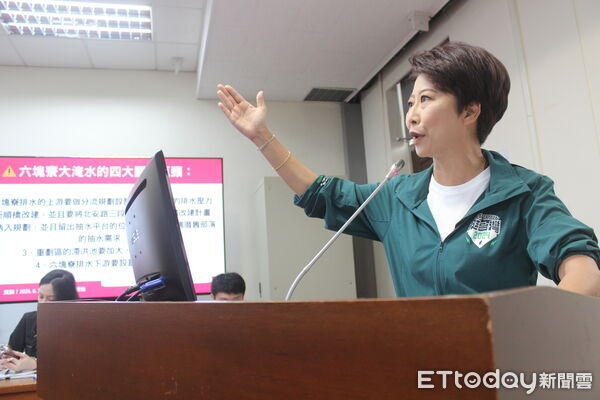 ▲立委陳亭妃徒步進入六塊寮災區，了解居民淹水受災情況，提出「4大關鍵建設」方案，獲經濟部長郭智輝允諾全力配合。（圖／記者林東良翻攝）