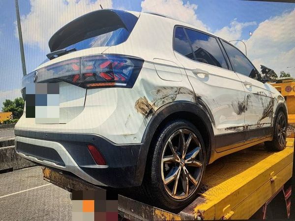 ▲大貨車駕駛為了撿打火機偏移車道失控撞轎車。（圖／國道警方提供）